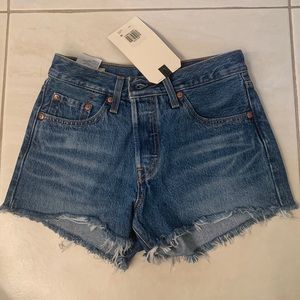 Levi’s mid rise 501 short size 25 NWT